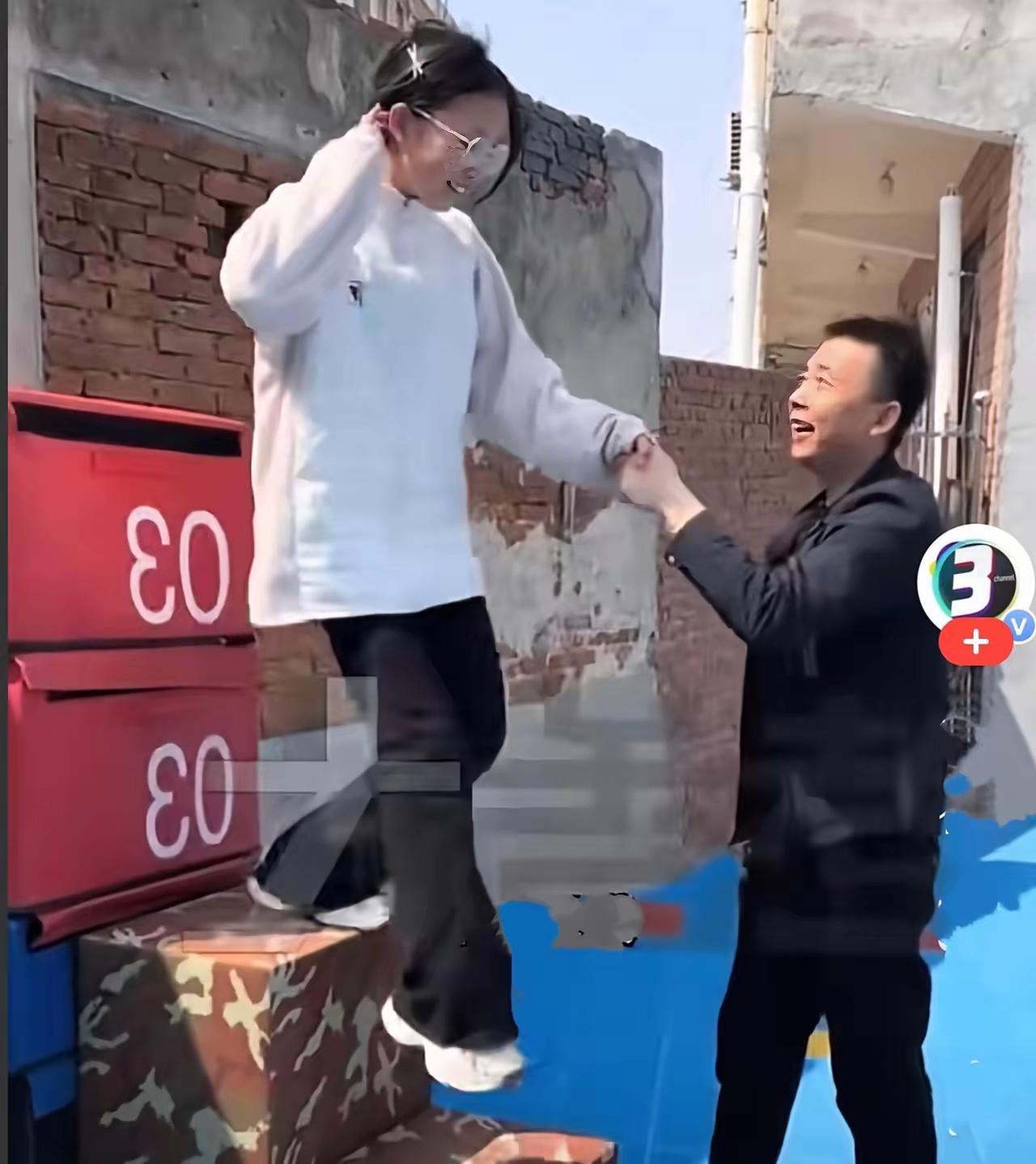 近日，河北一位校长，他让女学生站在楼梯阶上，说“你拽我上去”，女生自然拽不动，可