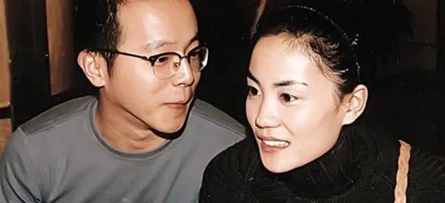 窦唯评价和王菲的感情时说：“我和她的婚姻就是一场阴谋，吃不在一起，住不在一起，打