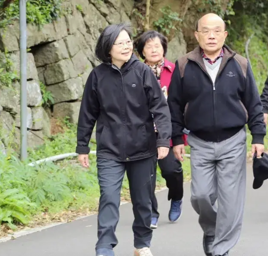 这两个台独分子把台湾省祸害了以后，拍拍屁股退休享受生活去了。蔡英文昨晚在社交平台