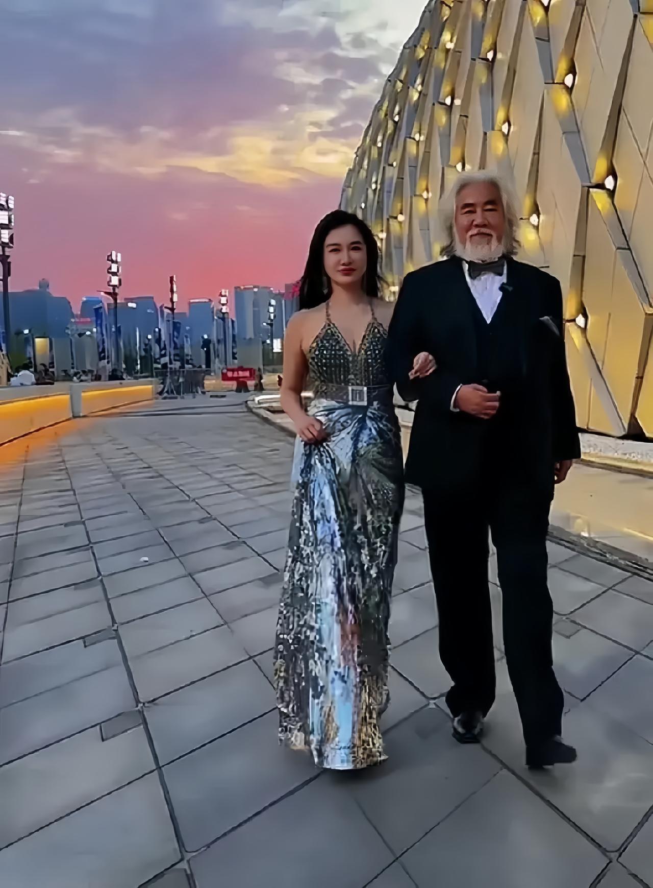 身为大导演的张纪中出席活动的时候，身边带着这么年轻漂亮的女伴，如果向大家介绍的时
