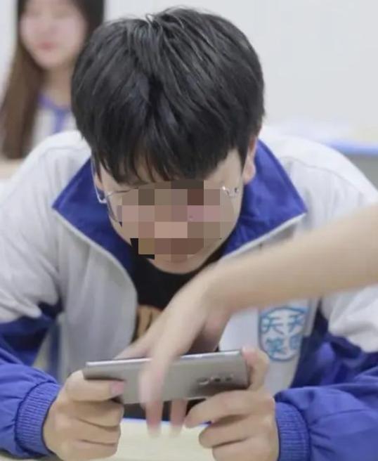 太反转了，重庆一名12岁的寄宿男生偷偷带手机到校，父亲得知后主动联系班主任，
