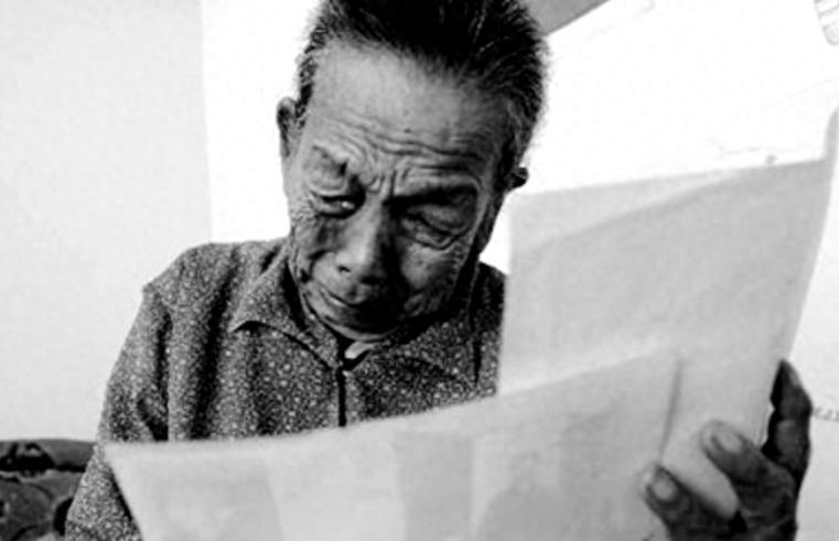 1945年，那个冬天东北的雪下得特别大。赵凤祥照常在街上寻找能换点钱的东西贴补