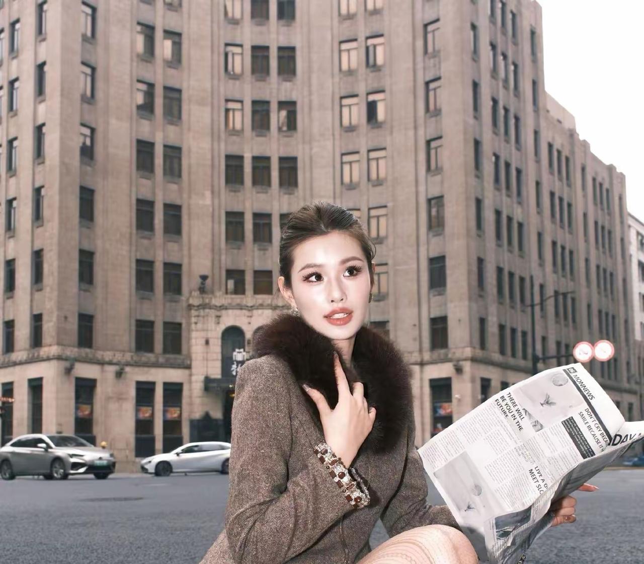 街拍系列/模特冬日的性感穿搭风格，都市时尚女郎，手捧报纸，街拍大片什么才是女性最