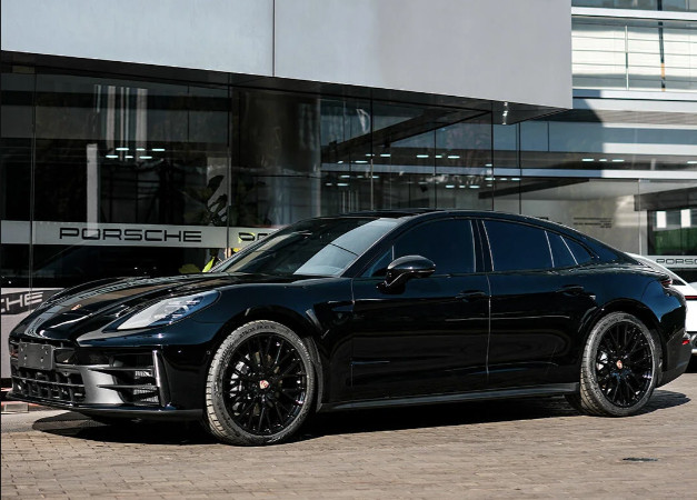 豪车也卷配置。保时捷Panamera尽享版中国上市，99.8万元起，专为国内市场