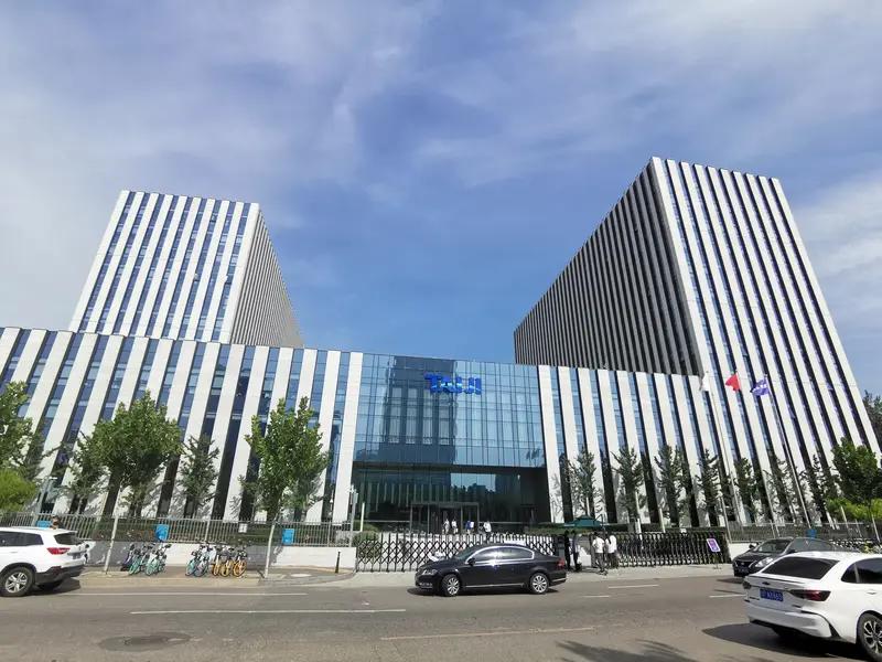 6.15元买津药药业，一路跌到4块多。他不信邪，5.85补一批，5.42又补一批