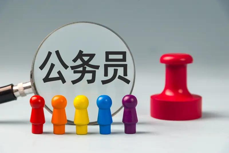 重庆33岁的齐挺（化名）参加公务员遴选，笔试、综合成绩都是第一，结果却落选了，这