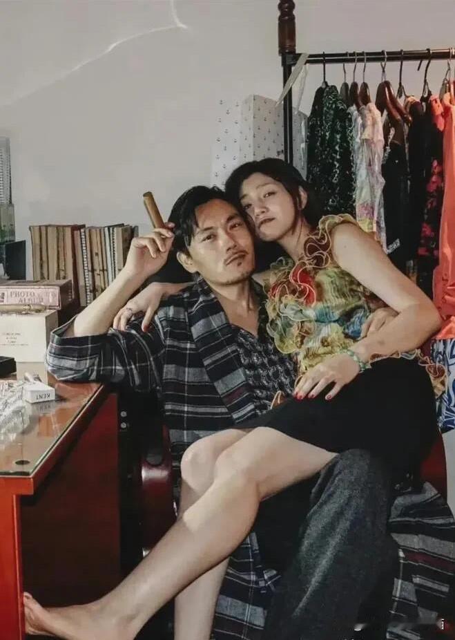 这一位手上拿着雪茄的男明星我一眼就认出，他是秦昊，出演过《哈尔滨一九四四》、《隐