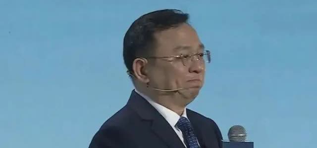 比亚迪越来越强大，但是王传福却哭了！很多大人物都哭过，乔布斯哭了，马斯克哭了