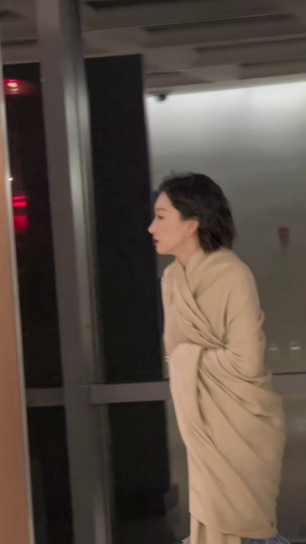 周冬雨下班跑起来了哈哈哈哈周冬雨下班演我，明星下班也要跑的吗？太可爱了