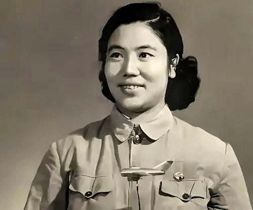 1953年，常香玉率剧团奔赴朝鲜慰问志愿军。时任志愿军领导的王平上将向她敬酒，由