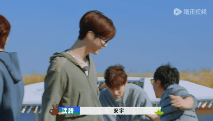 要不说论节目还得是沈腾，这服务也是相当到位了胡先煦被吓得往后一缩那段我回放了好