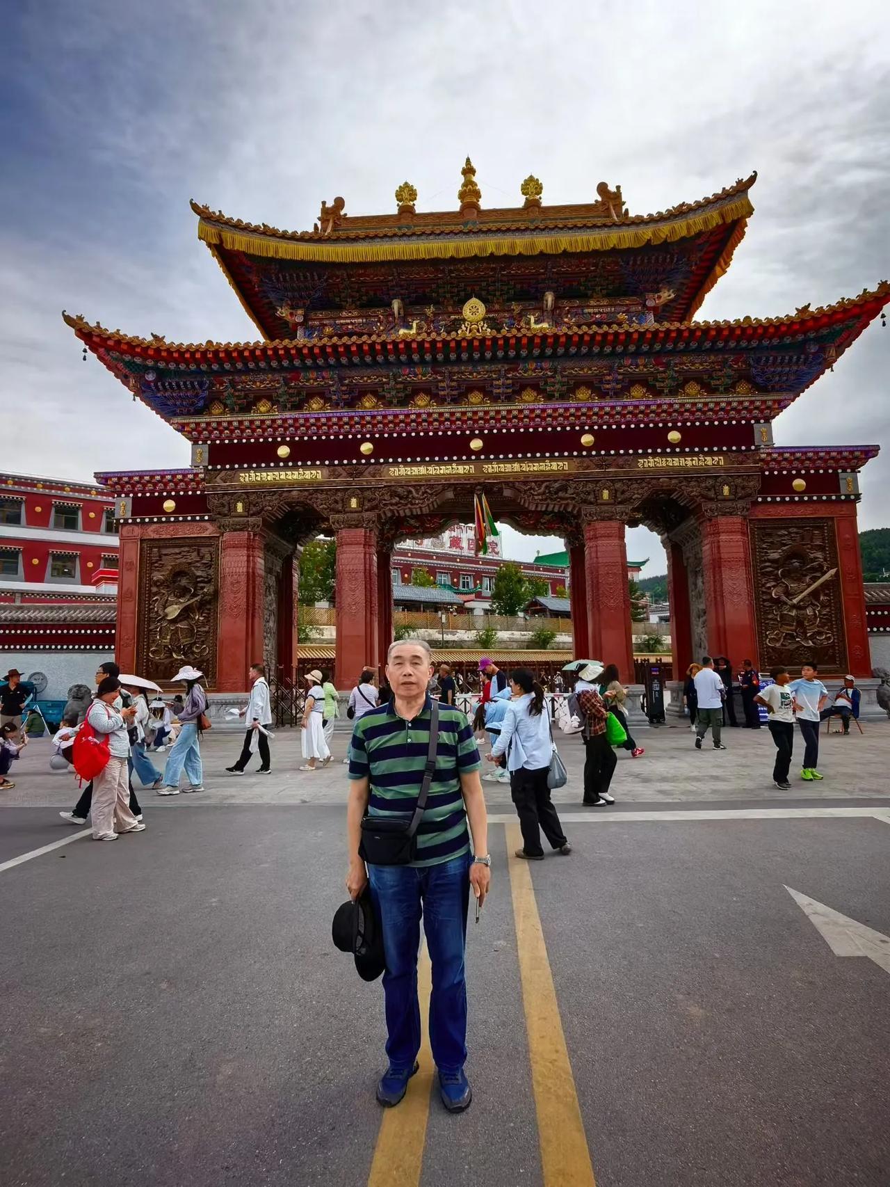 青海塔尔寺旅游：塔尔寺位于青海省西宁市湟中区鲁沙尔镇金塔路56号，始建于明