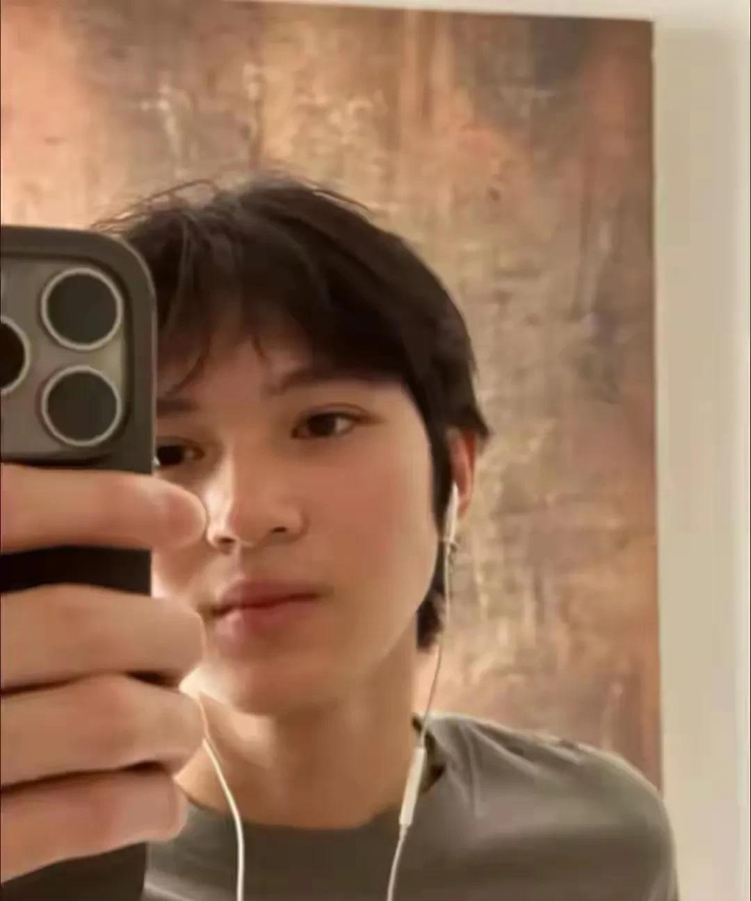 张智霖的儿子可以原地出道了！这个颜值，完全遗传了大明星爹妈的美貌基因，眼睛非常漂