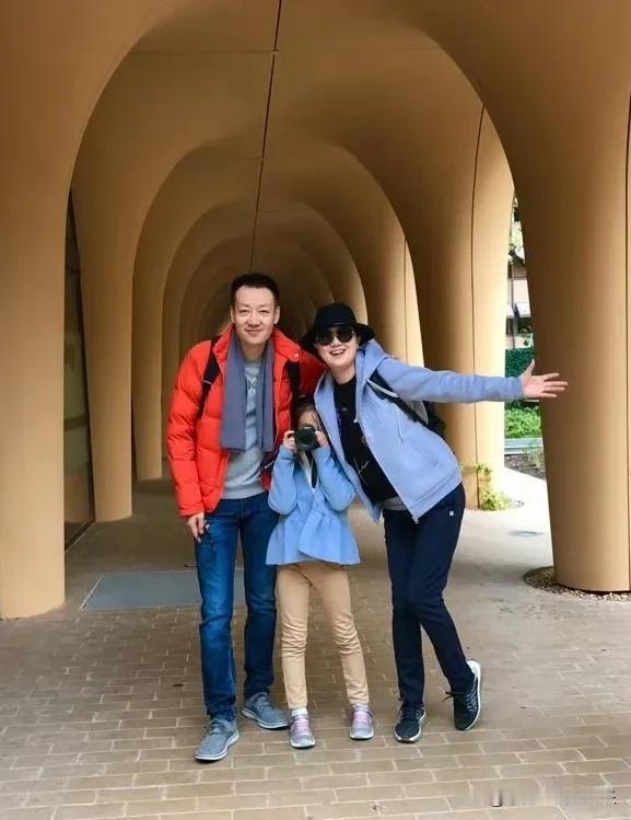 2017年10月5日，辛柏青、朱媛媛及女儿一家三口的国庆旅游合照。夫妻恩爱，事业