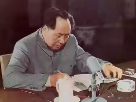 1965年夏天，陈毅拿着自己的诗去找毛泽东，想让他帮忙改改。毛泽东看完回了一封信