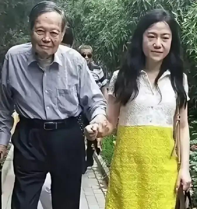 同样差50岁的老少配，翁帆被杨振宁喊“上帝礼物”，徐萌却被骂“图财产”？3个细节