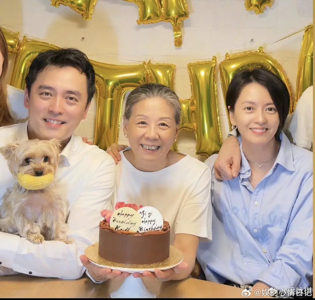 梁咏琪与孪生弟弟同贺50岁生日感觉眉眼之间很像