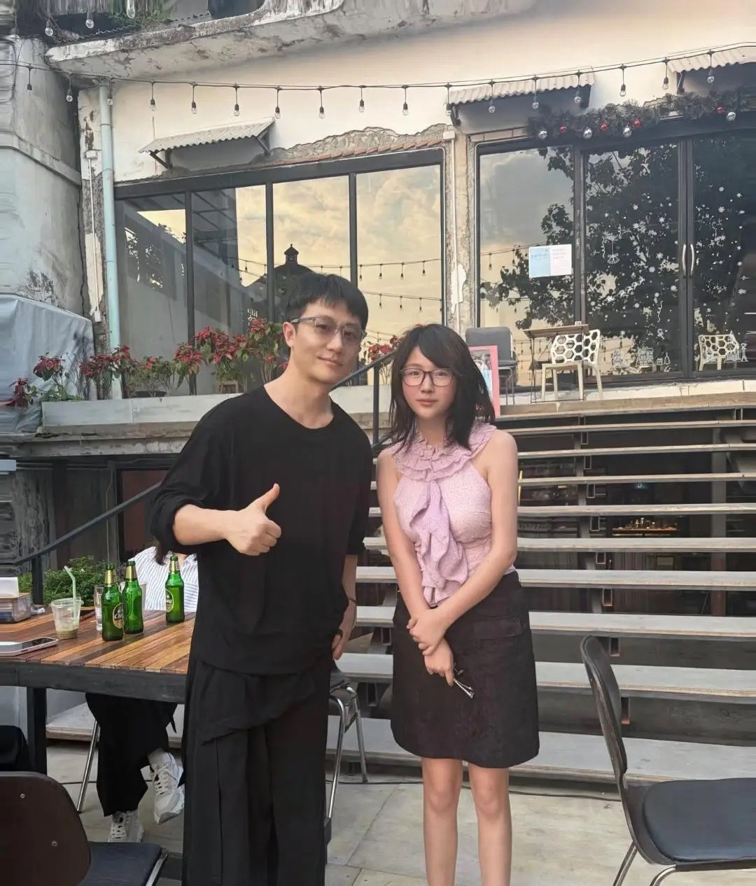 黄轩现身泰国唐人街旅游被偶遇，，他没有化妆，留着齐刘海短发，身材很瘦，看起来少年