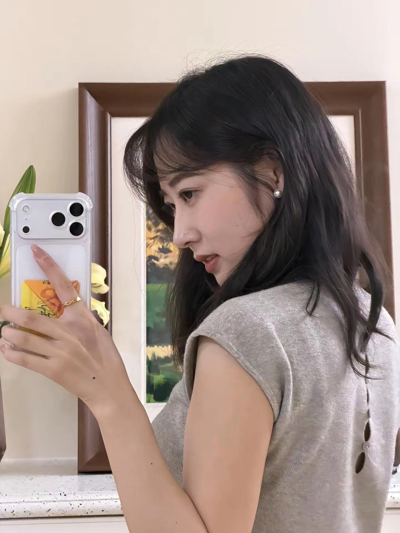 明眸善睐，明眸皓齿大抵是这个样子了。端庄大气优雅落落大方女性气质超级耐看美女