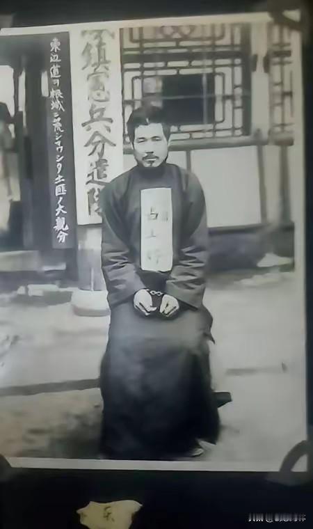 1938年，一名日寇在东北某日军“司令部”门口，为一位将军拍下了这张照片，80年