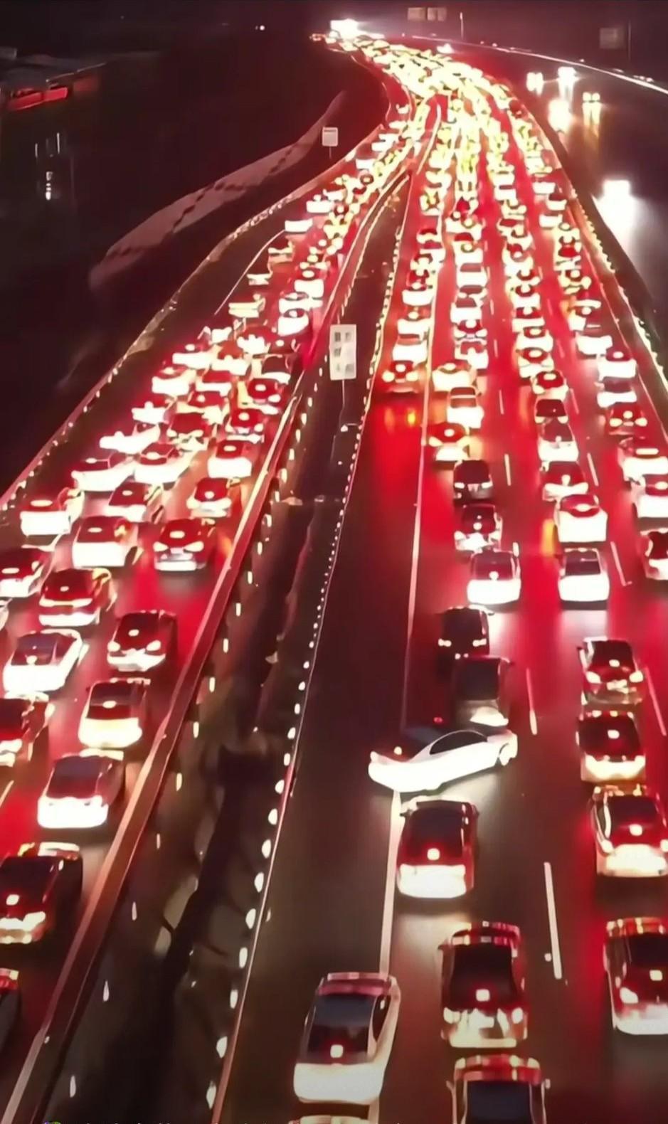 一直搞不清楚一个问题，每啥一到节假日高速公路就会堵车，本来就顺畅的公路上每辆车都