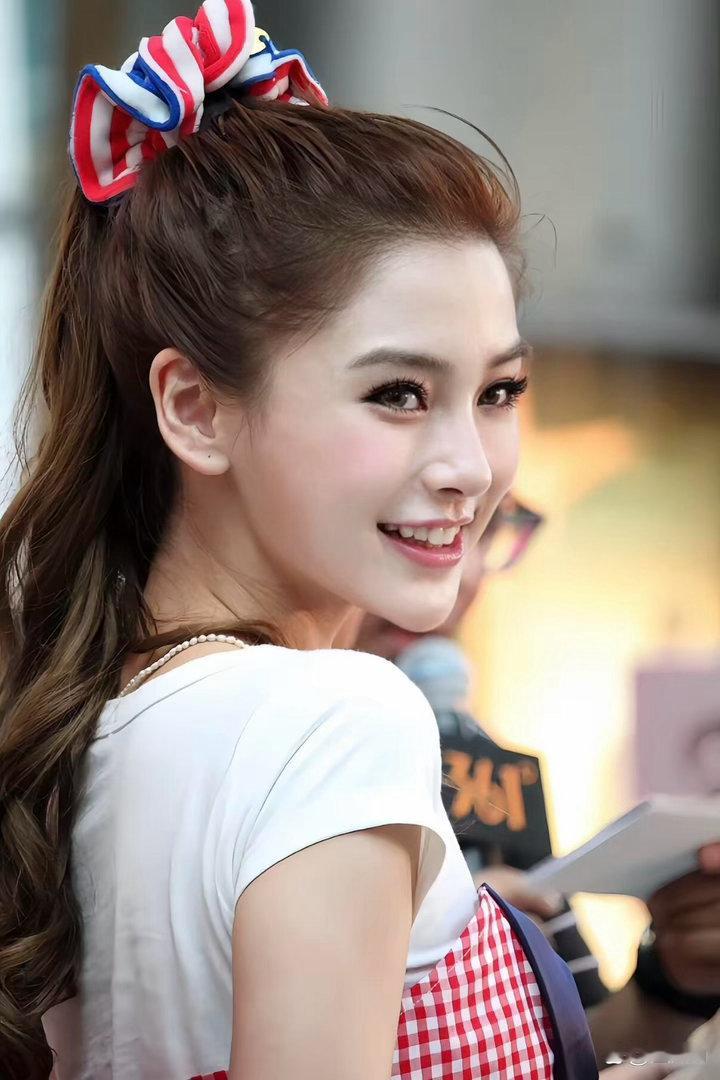 angelababy早期真嘟俏皮可爱，笑容甜美治愈，瞬间点亮整个画面！