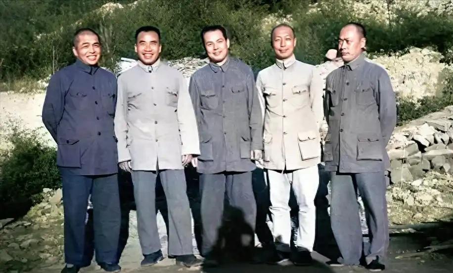 这是1944年初夏在延安拍摄的一张老照片，照片的拍摄者是合众国际社和伦敦泰晤士报