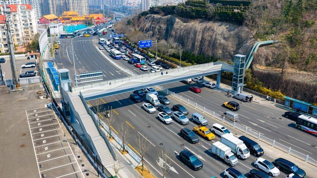 青岛福州路新地标！奉化路延吉路两座“空中走廊”惊艳亮相，市民抢鲜打卡：这才是城市