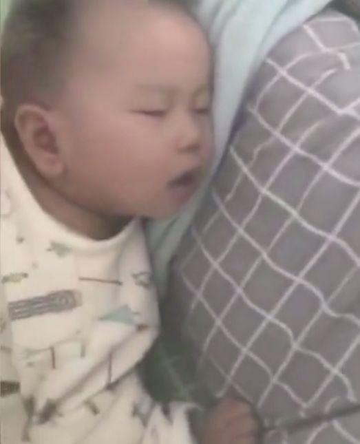 新手妈妈半夜醒来发现宝宝不见了, 连忙开灯一看, 顿时笑了