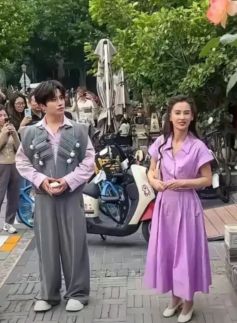 摄影师该下岗了这拍照水平还不如我，你看把美女拍成啥样了。