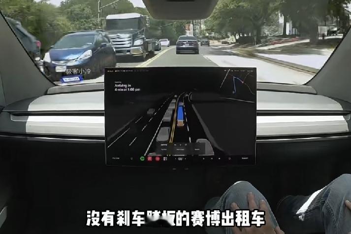特斯拉CyberCab无人驾驶出租车开启道路试运行，无方向盘无踏板的设计引发大众