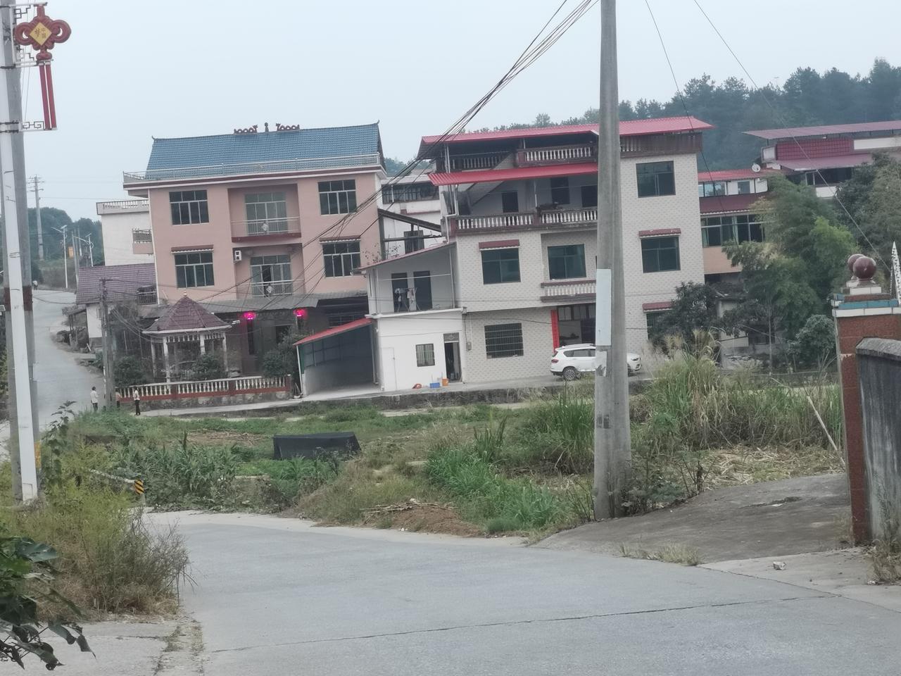 白色房子的主人曾经是村里最穷的，现在？当然，看房子就知道，过上了好日子，有别墅