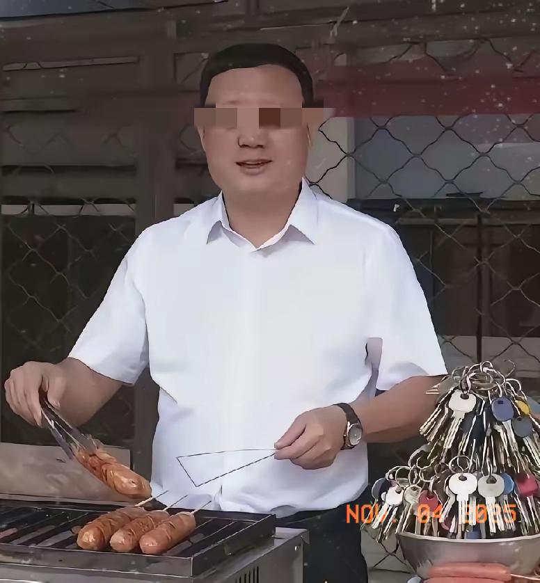 大同四中校门堵了！校长拔学生电动车钥匙引争议，网友：小事咋闹上热搜？校门被