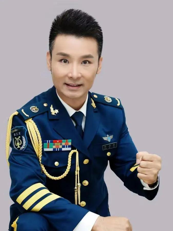 从军旅歌手到央企文艺骨干，刘和刚的选择既出人意料，又在情理之中。他转业后最终入职