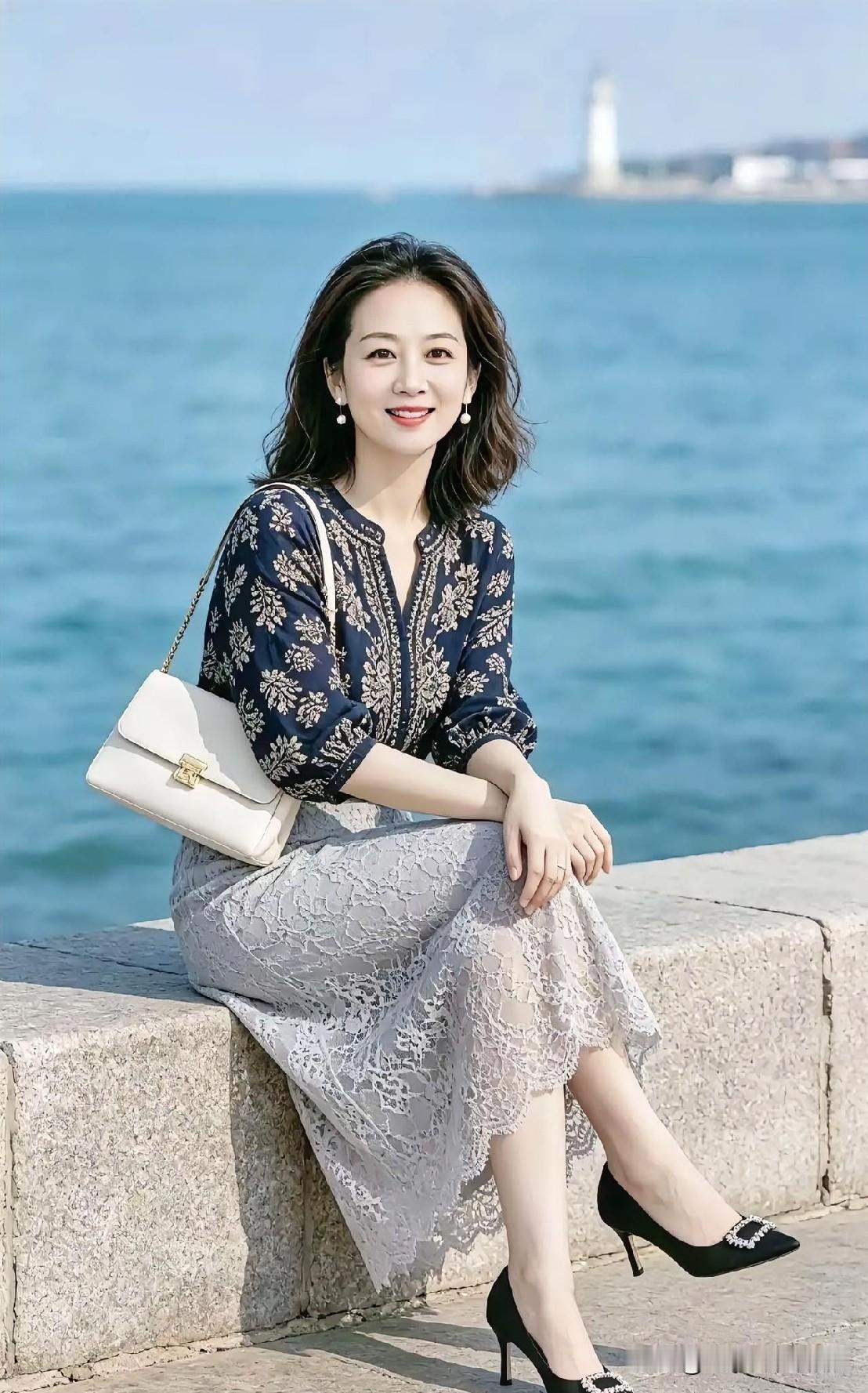 美不美你说了算💞💞海风轻拂裙摆，蕾丝摇曳生姿。深蓝印花上衣配珍珠耳环，优雅从