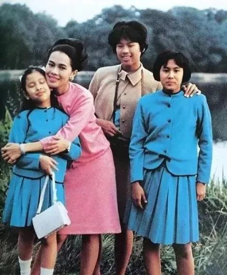 诗丽吉王后大女儿原本长相挺亚洲化的，不知为什么嫁给外国人后总觉得她有种混血儿之感