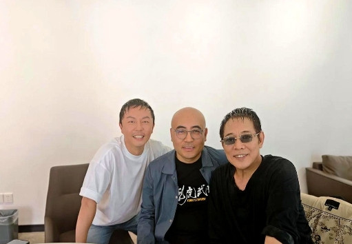 李连杰和谢苗时隔多年再同框，李连杰的变化不是很大，谢苗长得太老成了，两个人看起来