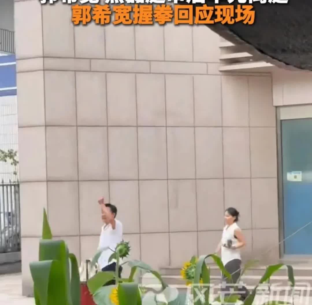 郭爸熊磊走出法庭的步伐，证明了他们必胜的决心！他们光明正大，问心无愧。面对28年
