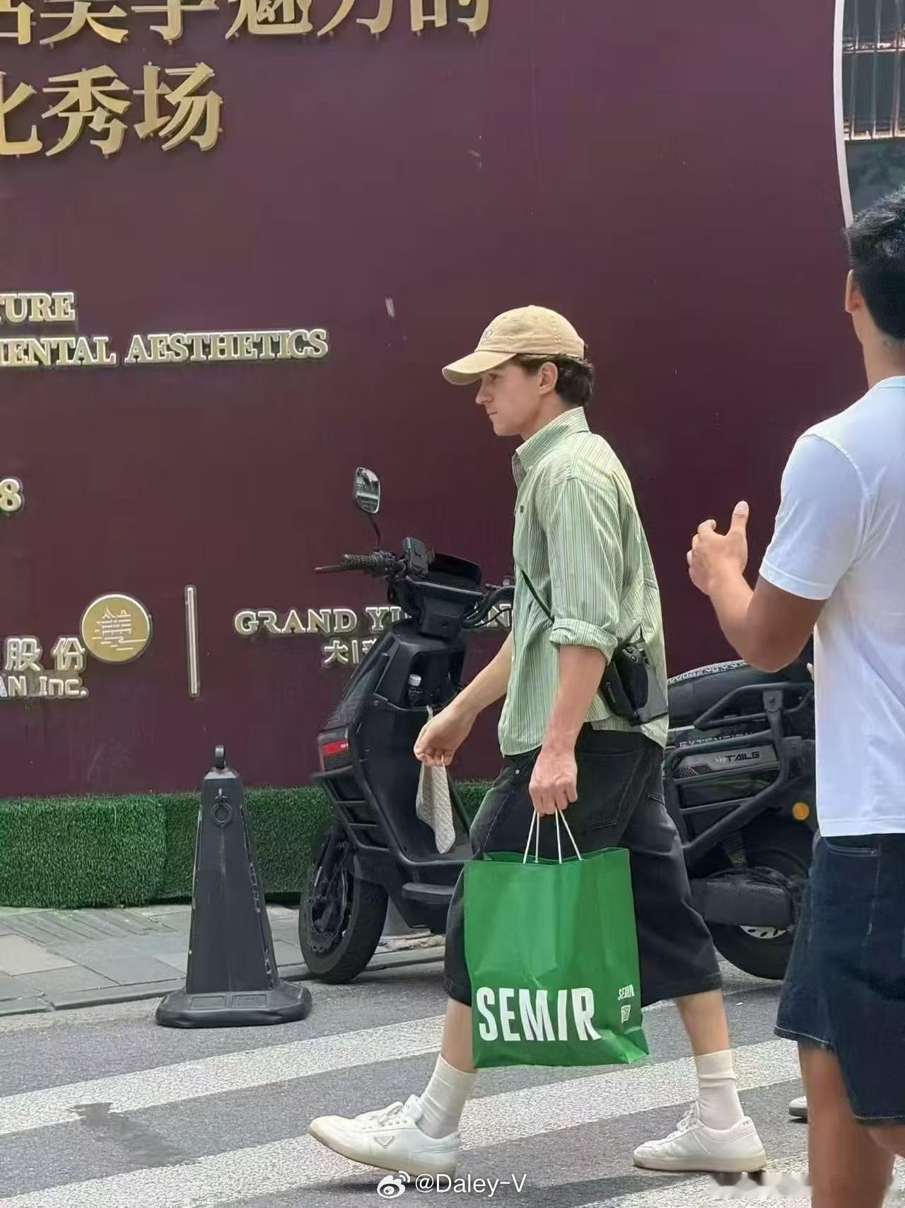 荷兰弟回应买森马荷兰弟赞达亚亮相上海首映礼荷兰弟说森马很舒服全网爆火的159元森