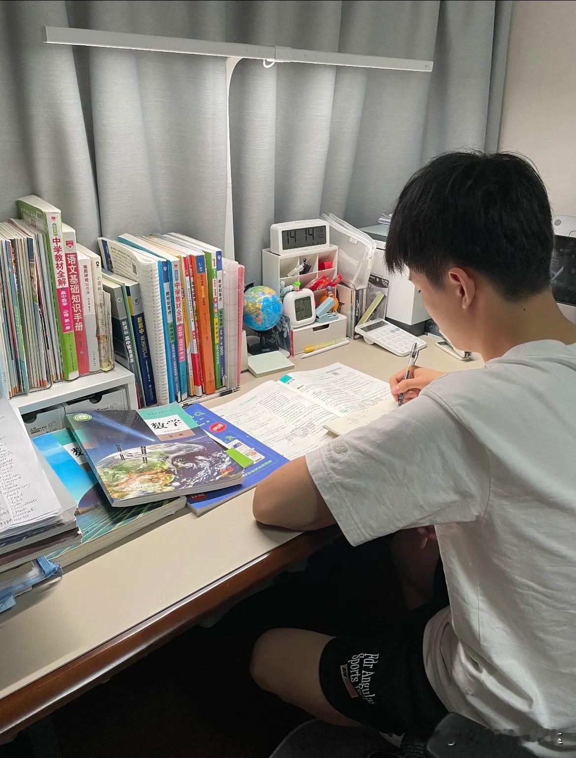 儿子估分出来了，语文108分，数学132分，外语102分。物理88，