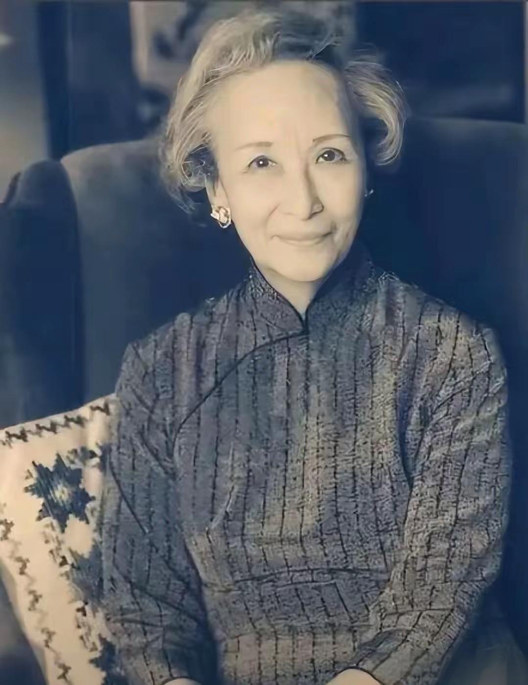 1973年最震撼一幕：58岁才女郑念无罪出狱却坚决不走，只要一句道歉，被强行扔出