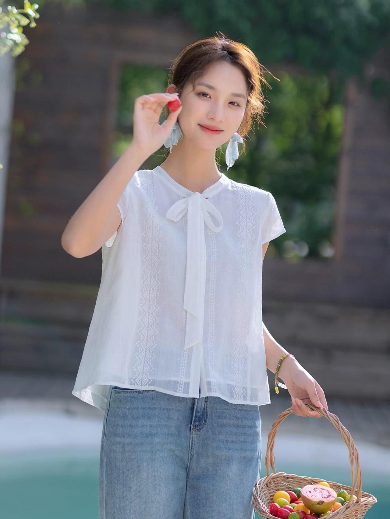 红果满篮香，笑语入画来。