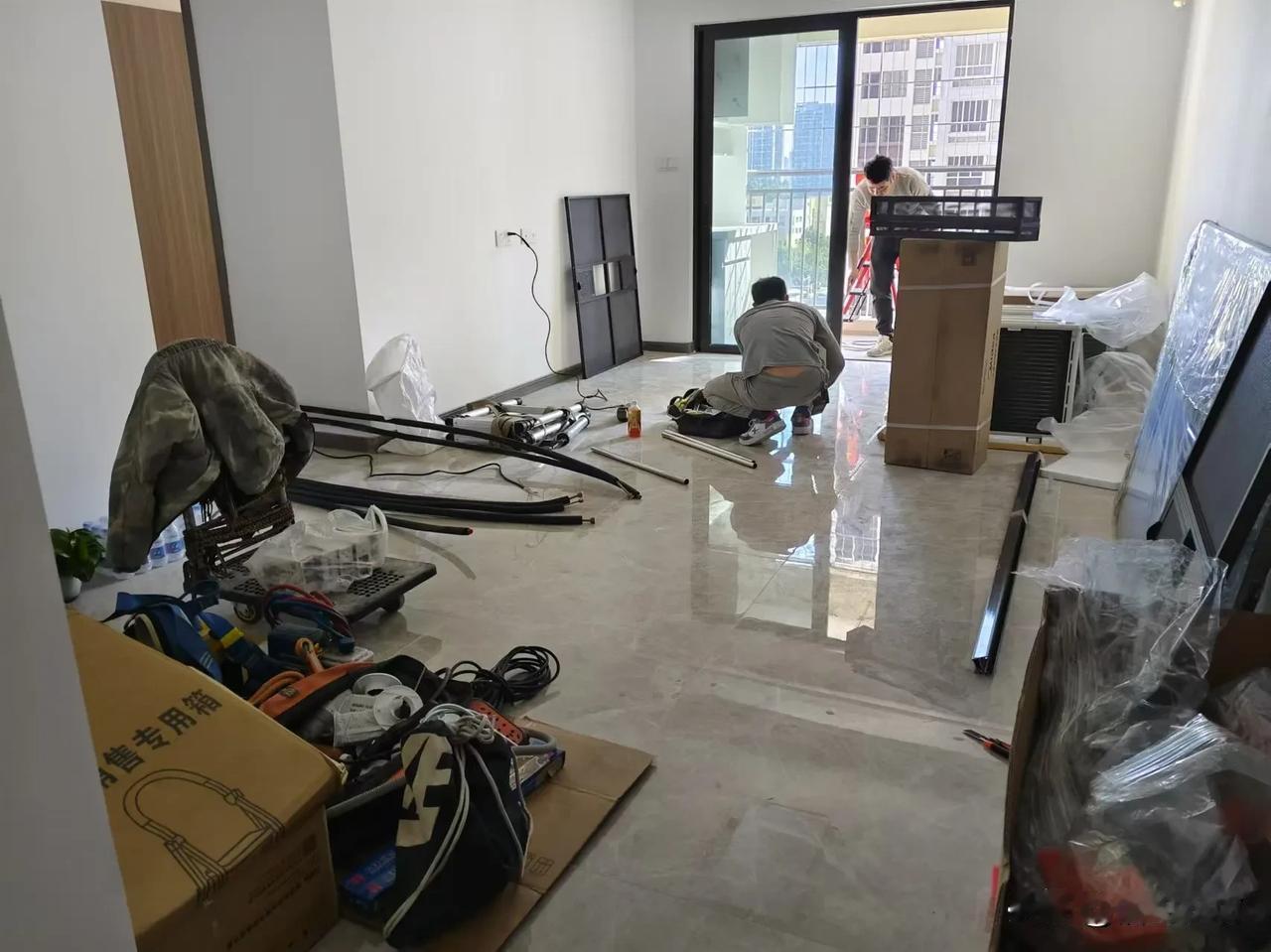 经常搞装修的朋友都知道，很多业主都不希望师傅在房子里面抽烟。所以工作的时候实在忍