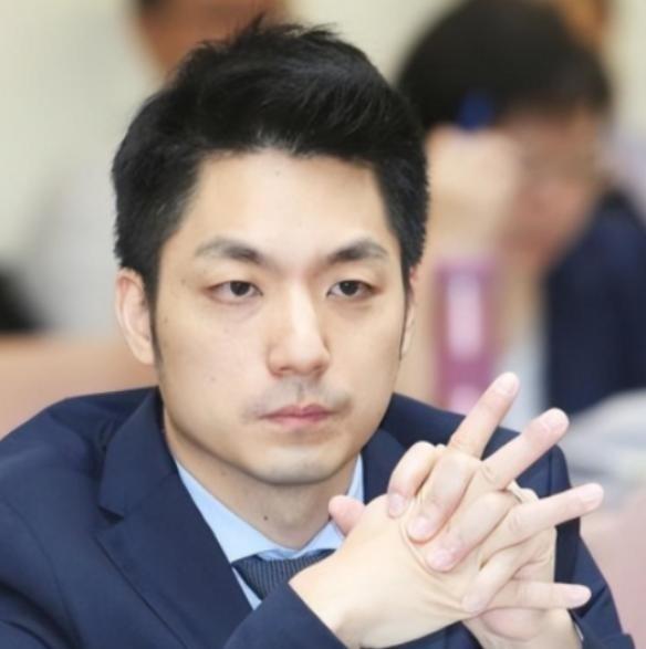 台湾政坛的天，恐怕要变了！一个近乎铁板钉钉的预言曾在岛内流传：只要蒋万安在202