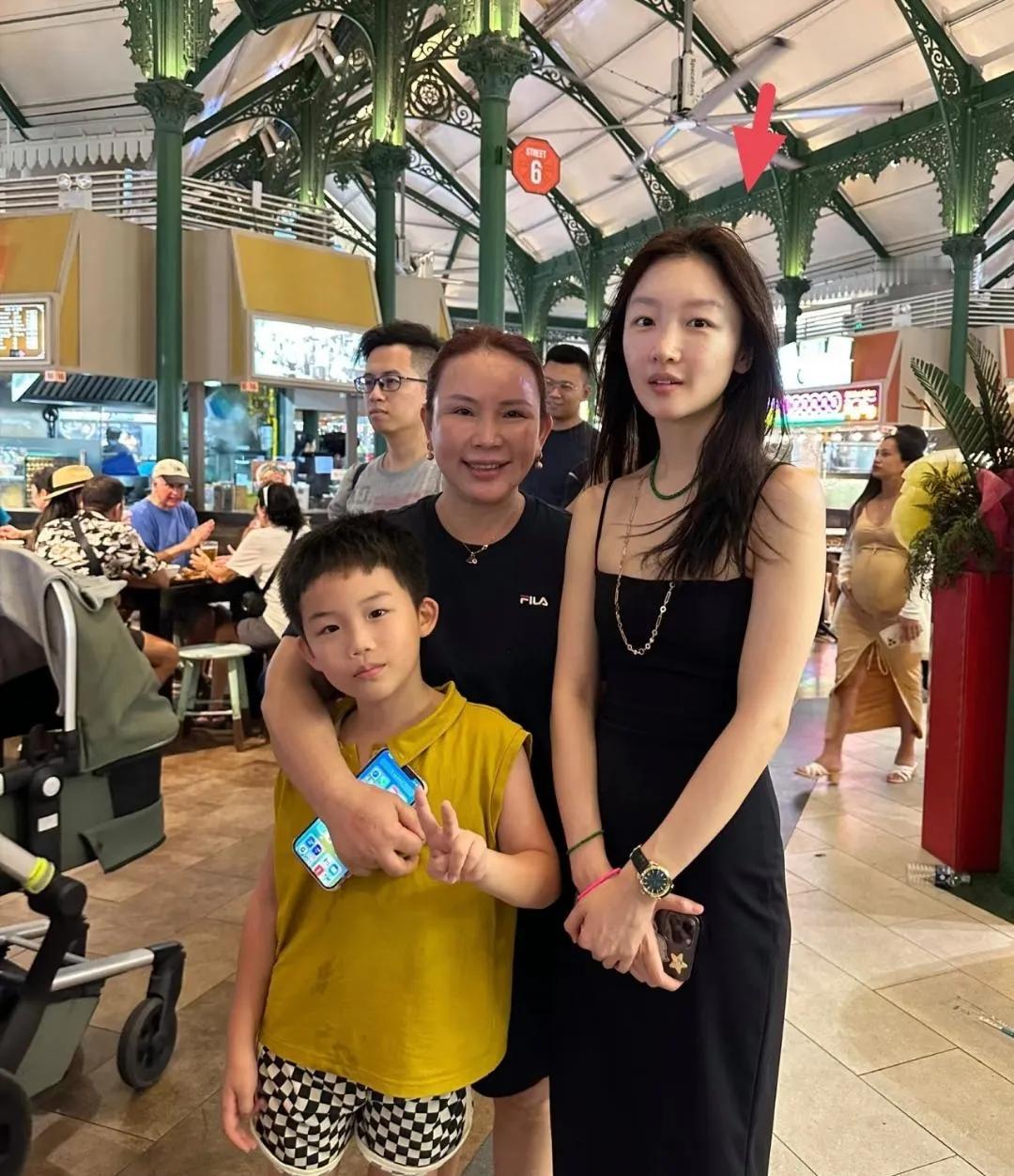 周冬雨新加坡旅游被偶遇，33岁穿黑吊带裙化淡妆，皮肤好到发光，少女感绝了3