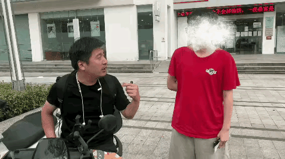 这是2022年夏天，西交利物浦大学的门口一幕：一位家长带着孩子偶遇张雪峰老师，试