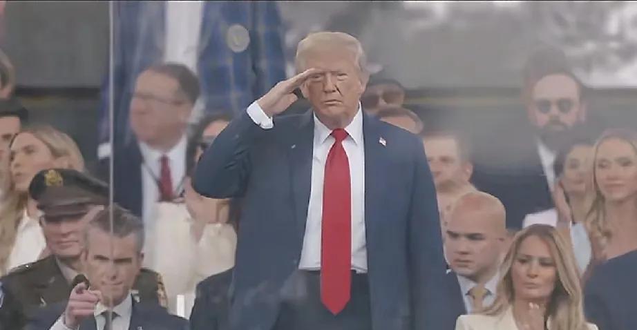 特朗普：我要去中国看阅兵！美国防部长：总统，我们这才刚阅完呢！特朗普：你还好
