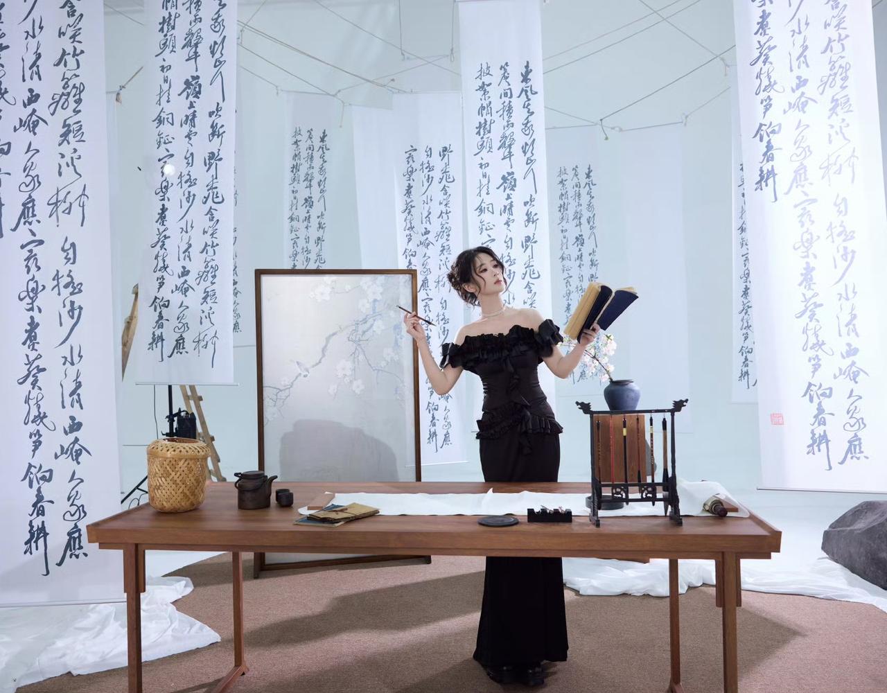 杨紫黑色穿搭好哇塞当性感遇上墨韵，美出新境界这是一种怎样的美呢慢慢欣赏一番