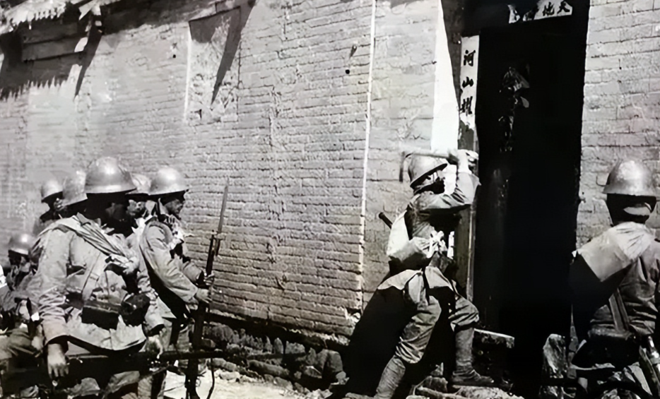 1943年，“不要打了！我招，我全招！”一男子流着泪当了叛徒。为了立功，他带着鬼