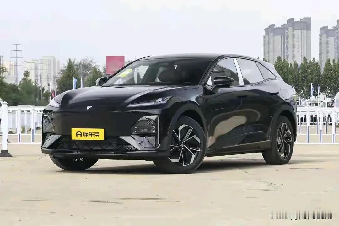 我们这次试驾的是新款深蓝S07，这车就是以前的深蓝S7，去年改款时名字换成了S0